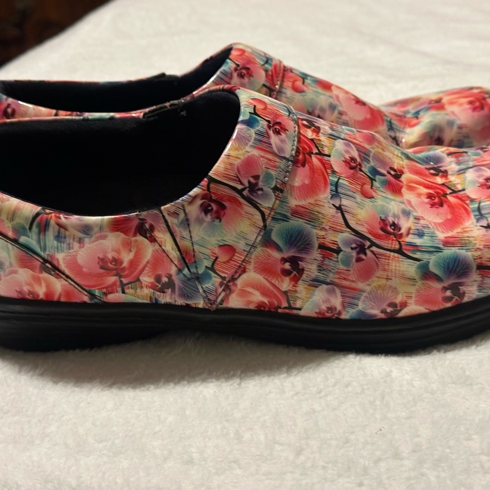 Klogs Women's Floral Loafers - Pink and Blue